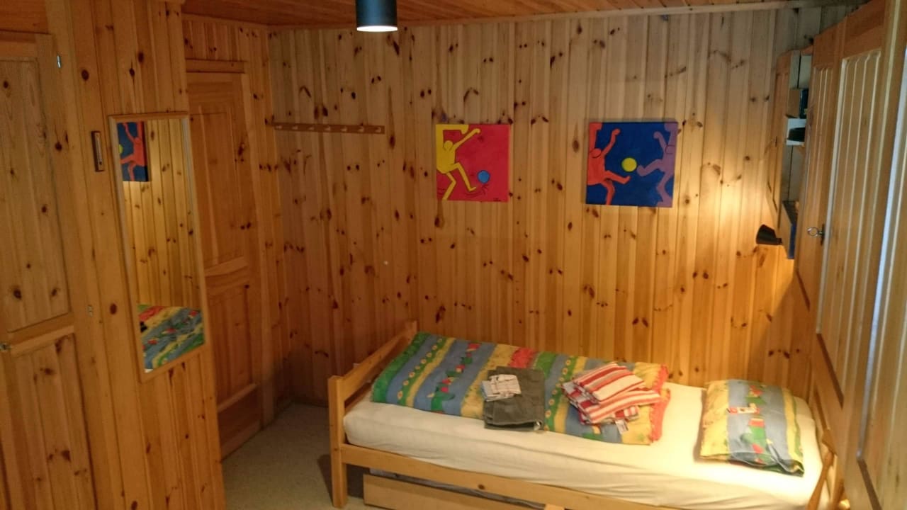 Schlafzimmer rechts mit viel Stauraum Ferienwohnung Jonathan Parterre