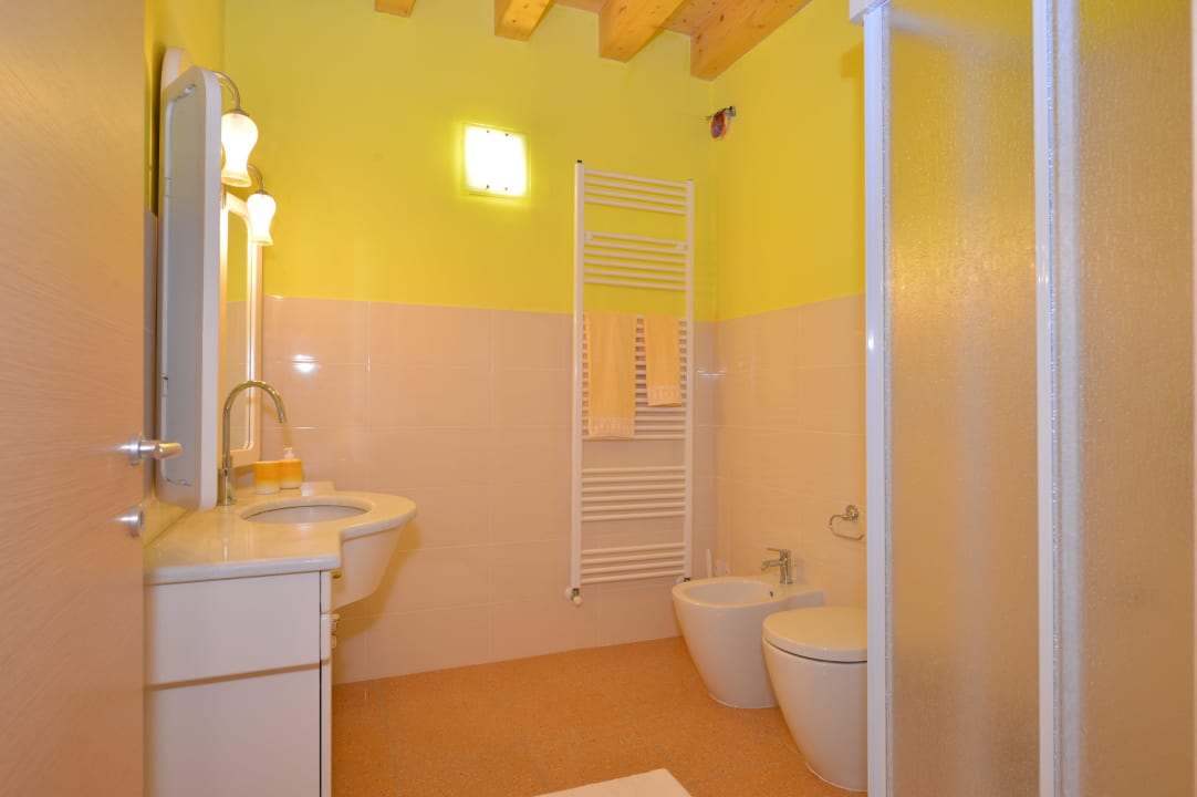 Bagno camera gialla B&B Artemide