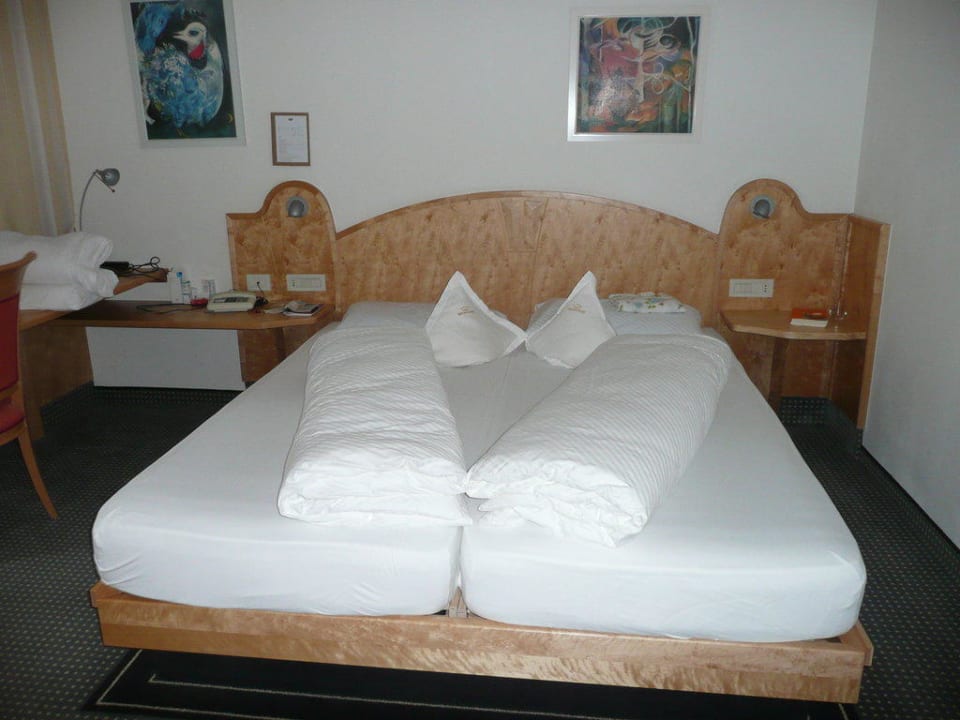 Schlafzimmer der Hotelsuite mit Sicht auf Parkanla Hotel Burggräflerhof