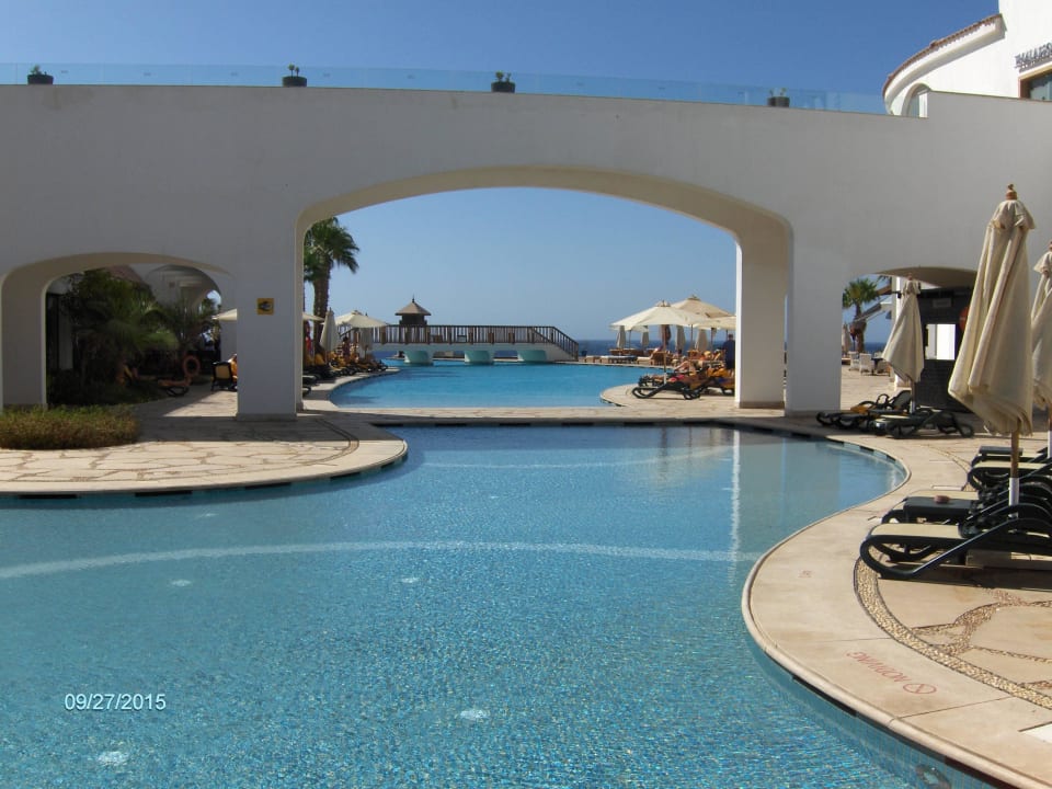Infinity pool Reef Oasis Blue Bay Resort