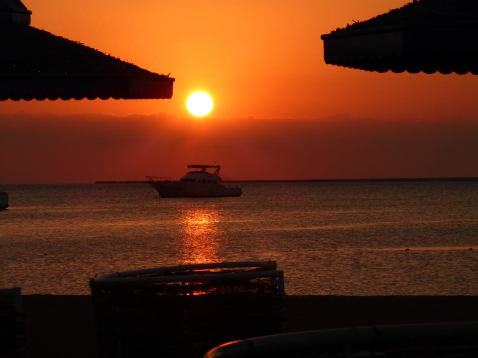 Sonnenaufgang v. Strand The Grand Hotel Hurghada