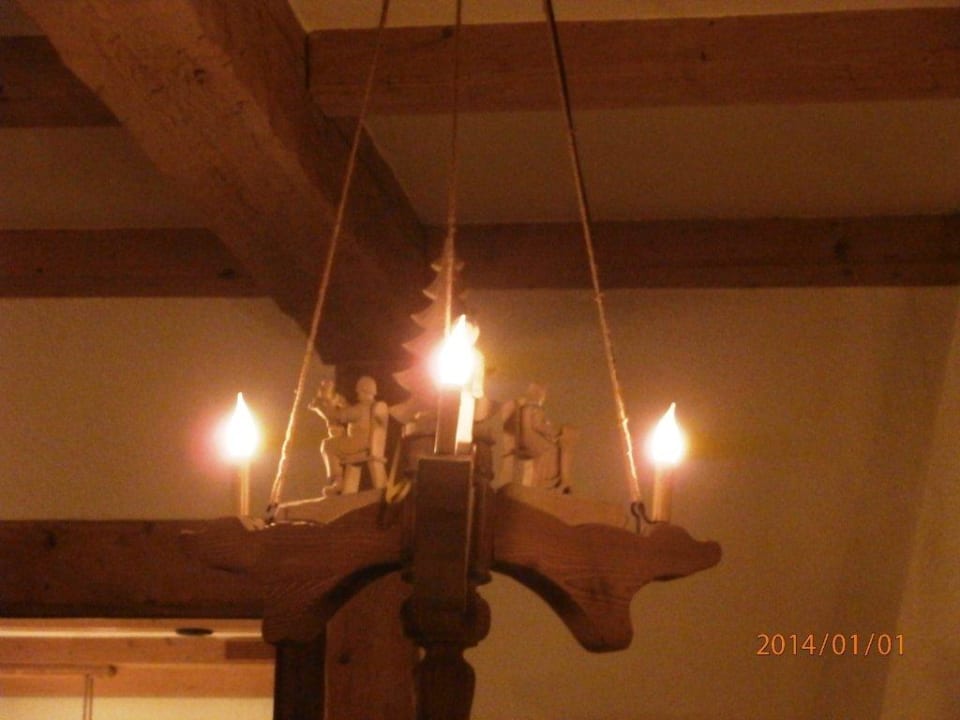 Traditionell rustikaler Leuchter Pension Rotes Haus