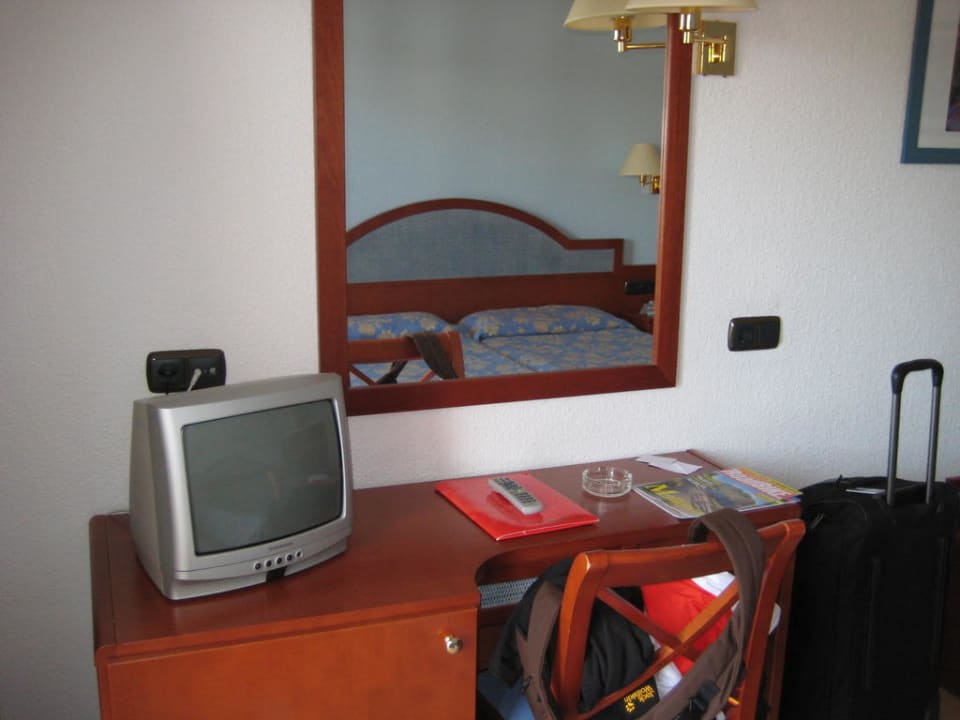 Schreibtisch mit TV Universal Hotel Lido Park & Spa