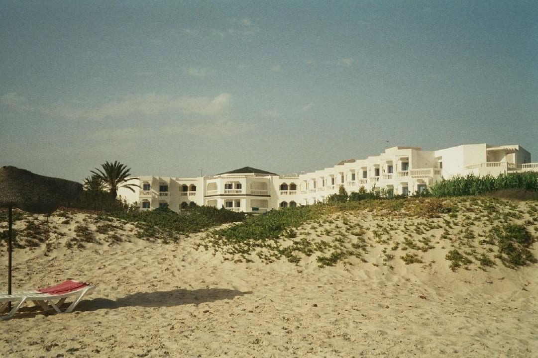 Blick auf das Hotel vom Strand Hotel Neptunia Skanes