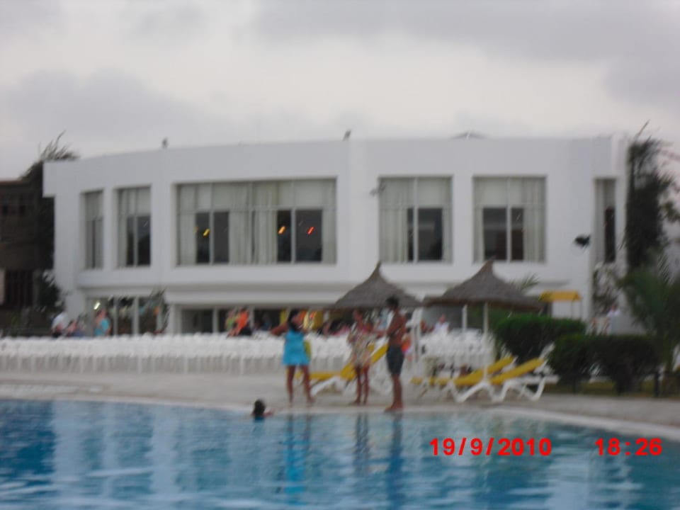 Ausicht von der Poolanlage auf Hotel Djerba Sun Beach Hotel & Spa