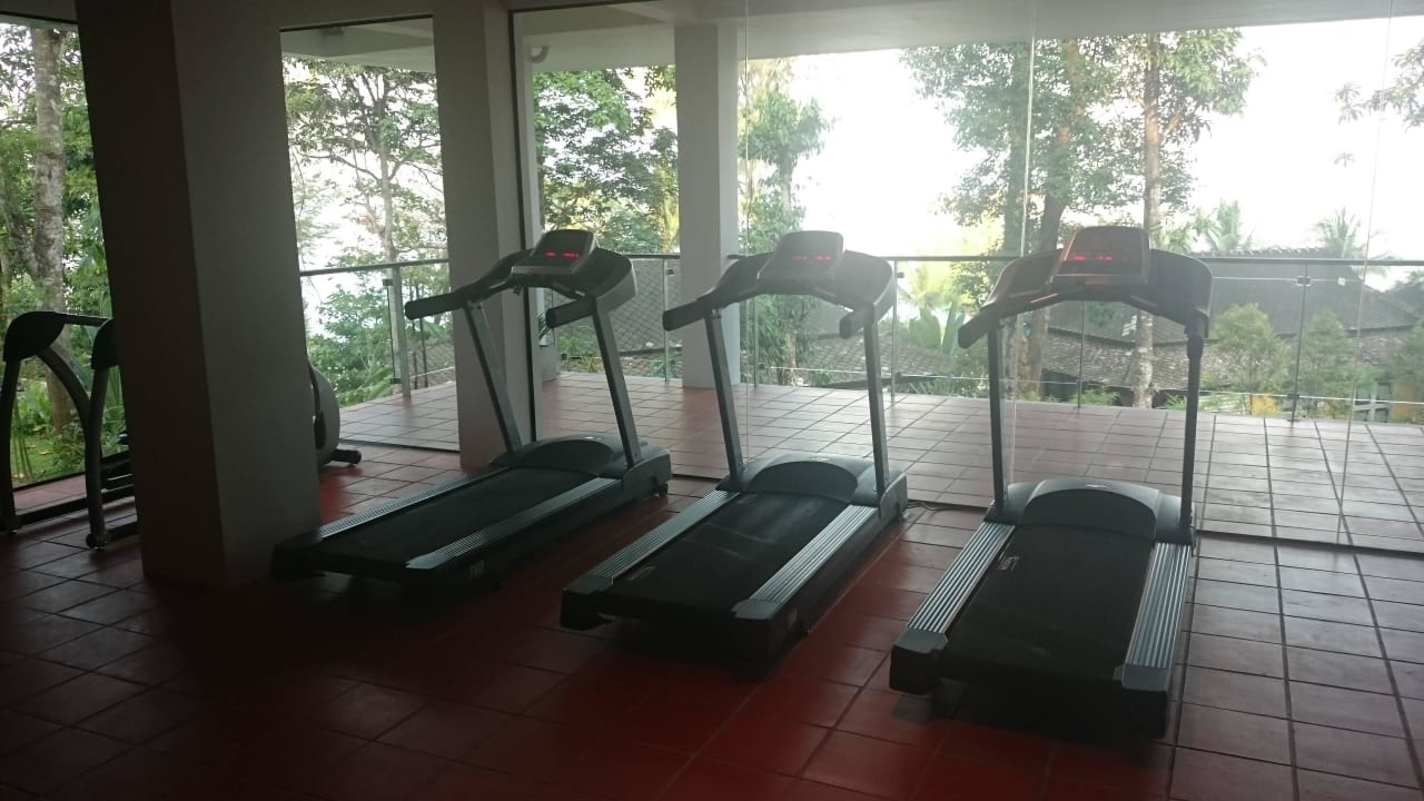Fitnessraum mit Blick aufs Meer Moracea by Khao Lak Resort