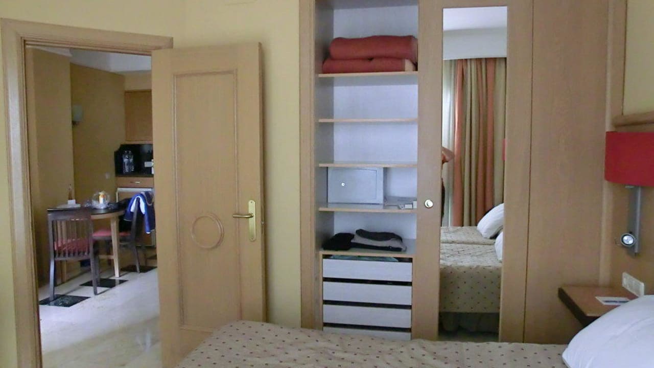 Blick auf den Schlafzimmerschrank Grupotel Playa de Palma Suites & Spa