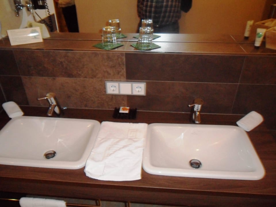 2 Waschbecken Hotel DIE SONNE