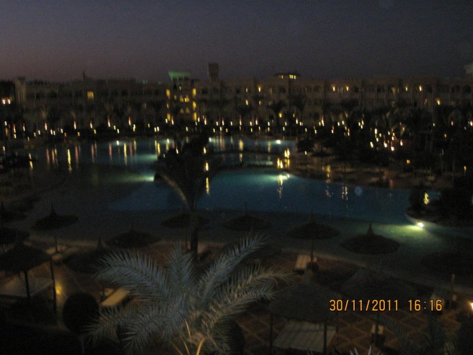 Die Poolanlage bei Nacht Pickalbatros Palace Resort