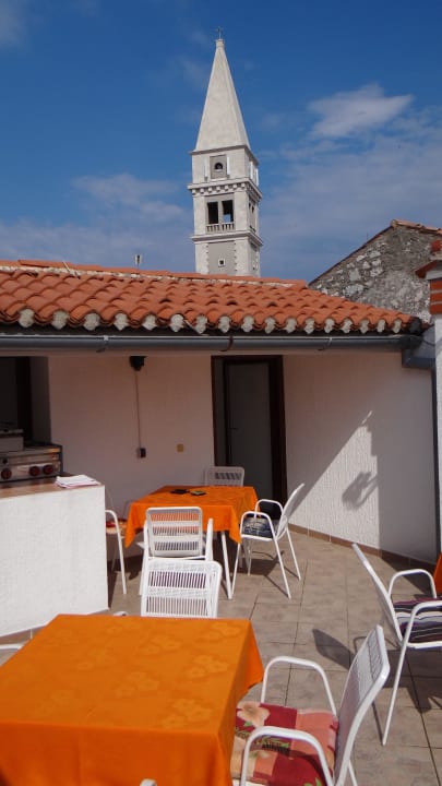 Aussicht von der Terrasse auf den Kirchturm Apartmani Ivanis