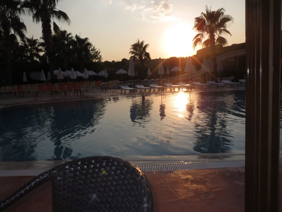 Poolanlage Abend mit Sonnenuntergang Royal Atlantis Beach Hotel