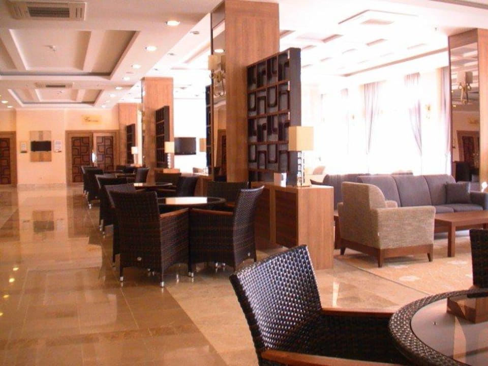 Sitzgelegenheiten gegenüber der Bar Solivia Hotel