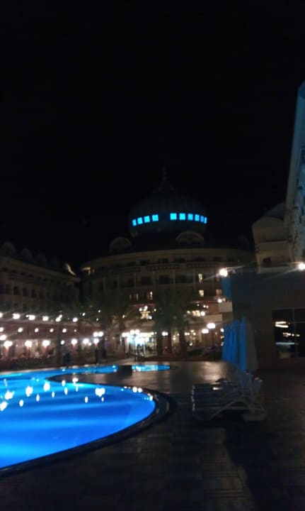 Pool und Hotel bei Nacht Kirman Belazur Resort & Spa