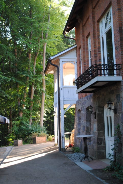 Sonnenaufgang hinter dem Schloss Schlosshotel Basthorst