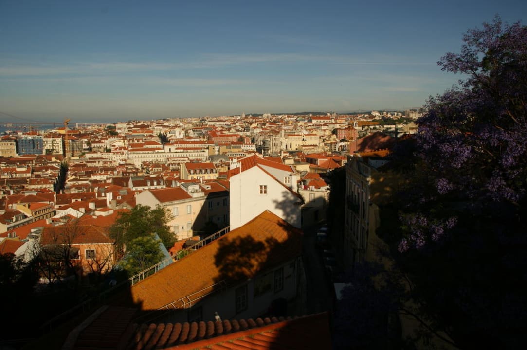 Widok na Lizbonę z pokoju Hotel Solar Dos Mouros