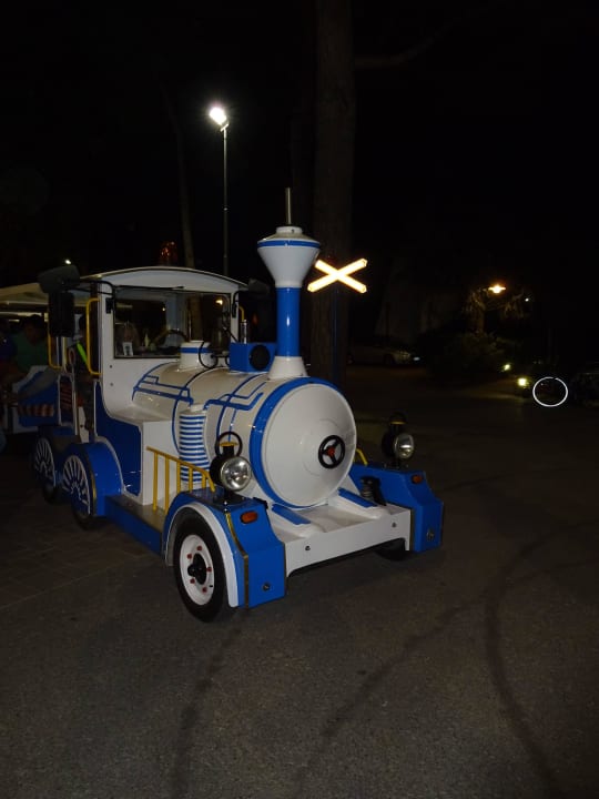 Kinderzug (Am Abend) durch die Anlage Camping Village Marina di Venezia
