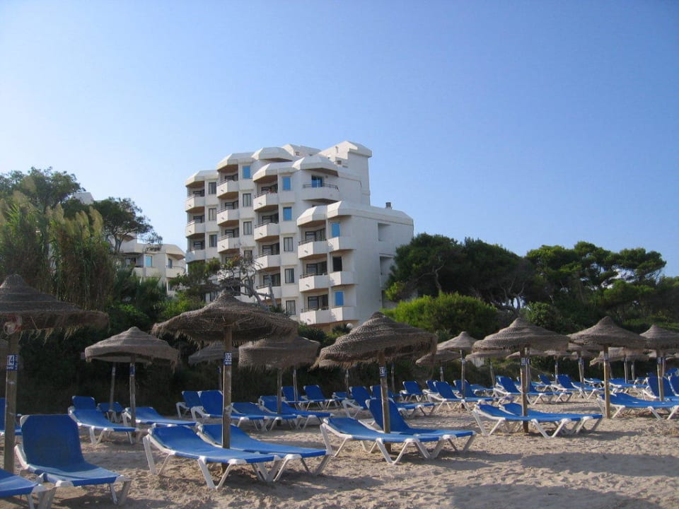 Blick vom Strand aufs Gebäude Playa Esperanza Resort