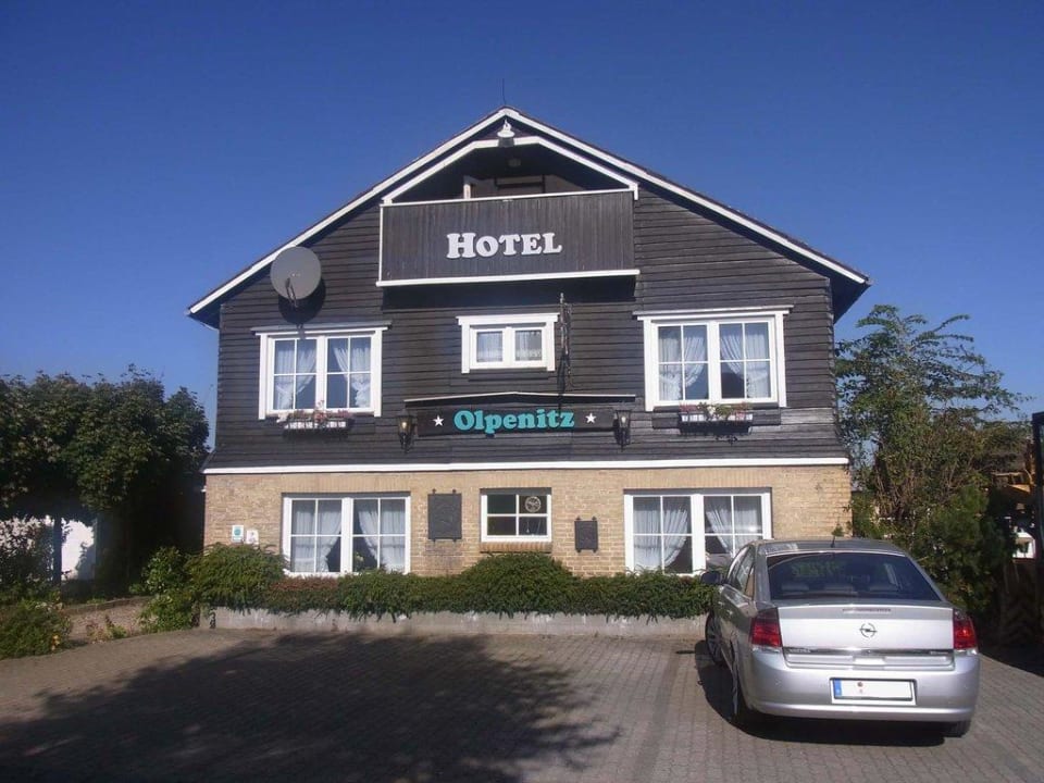 Hotel Olpenitz - Straßenseite mit Parkplatz Hotel Schleimünde