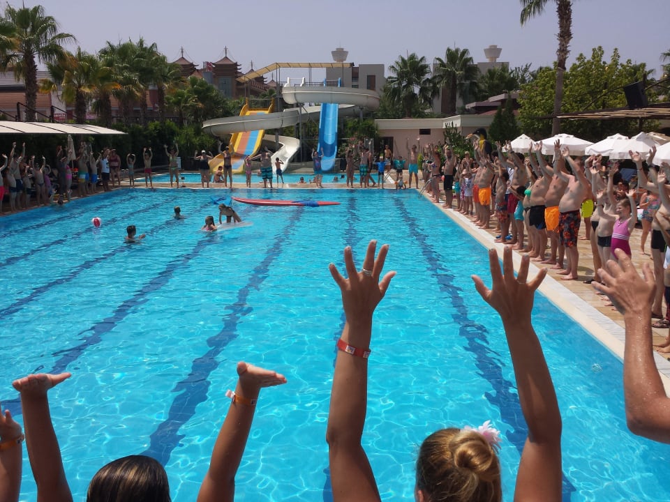 Clubtanz am Pool Hane Family Resort