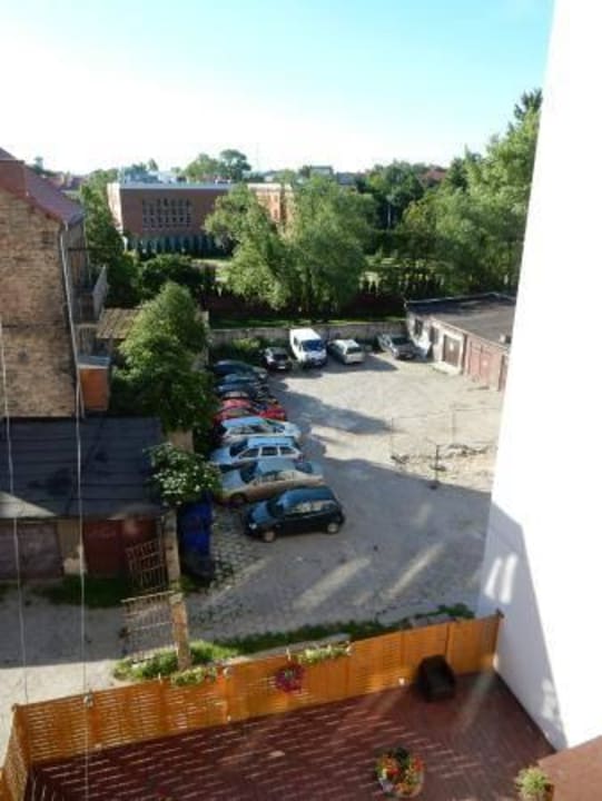 Blick aus dem Fenster auf den Parkplatz am Hotel Gościnna Kamienica