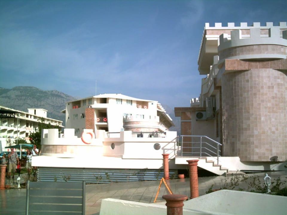 Eingang und eines von den 3 Hotels Miarosa Kemer Beach