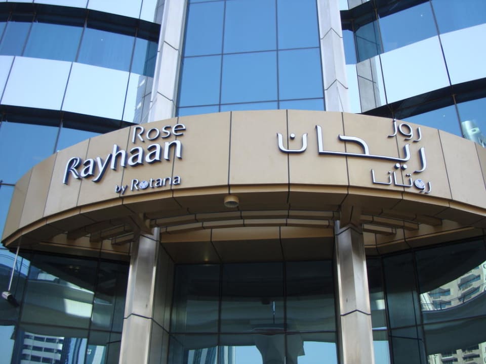 Hoteleingang Rose Rayhaan by Rotana