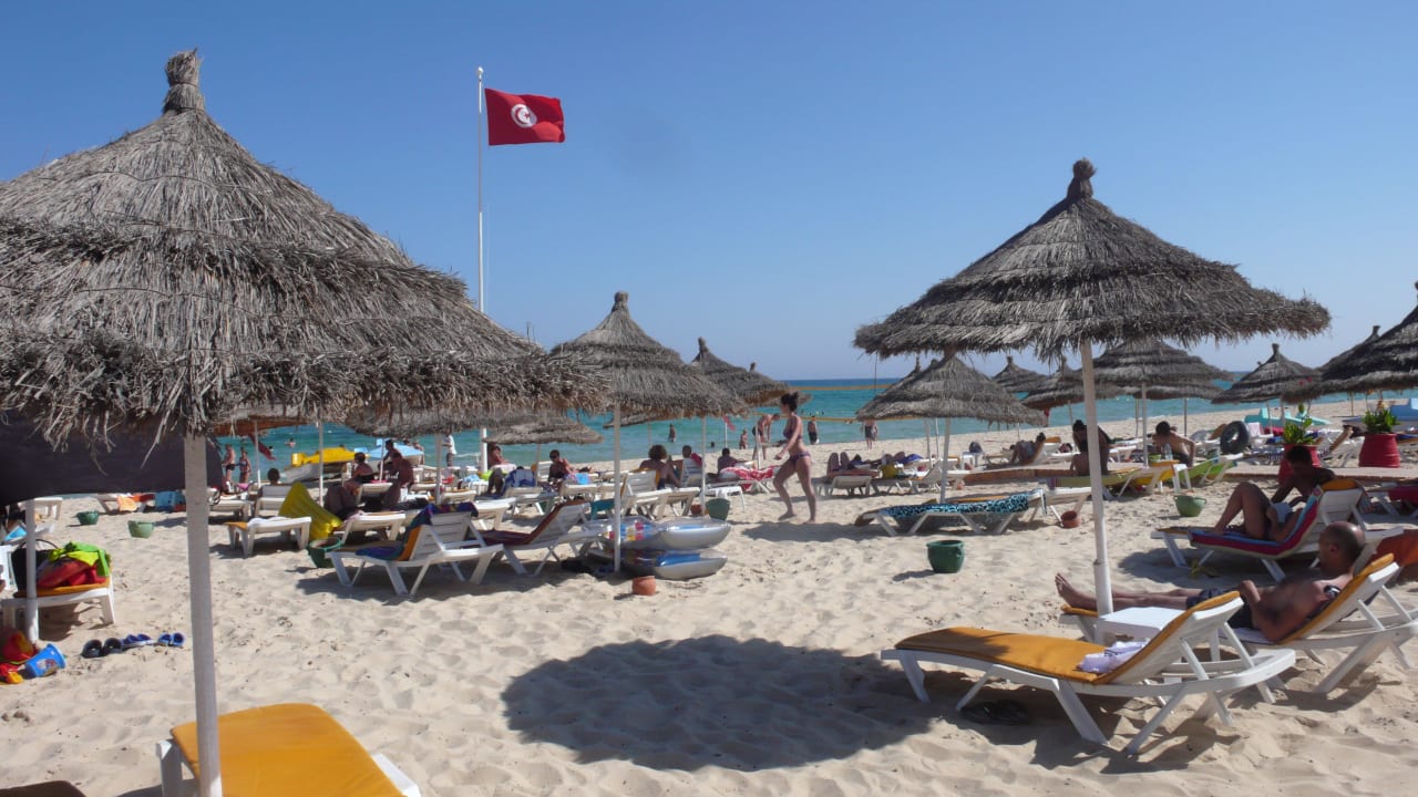 Blick aufs Meer, genügend Strandliegen Hotel Royal Nozha