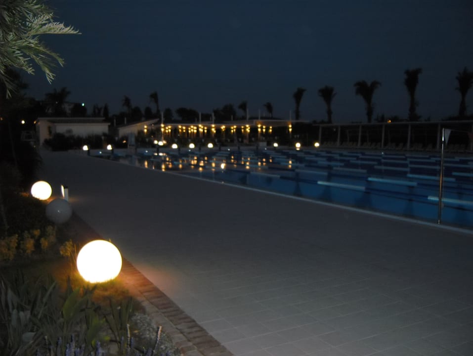 Olympicpool bei Nacht TUI BLUE Xanthe