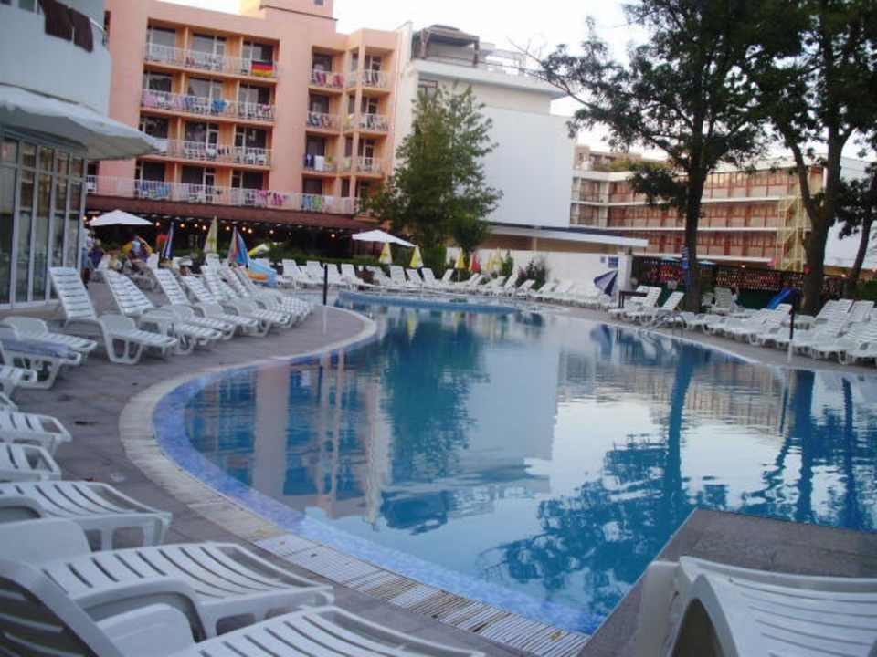 Pool am Abend Sun Palace