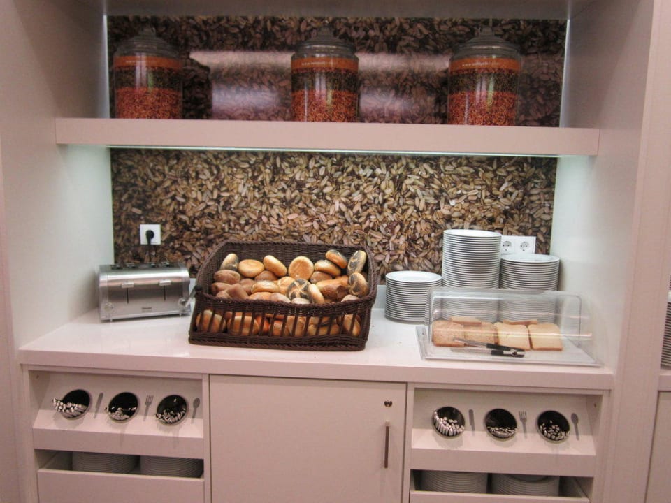 Frühstücksbüffet / Brot Hampton by Hilton Berlin City West