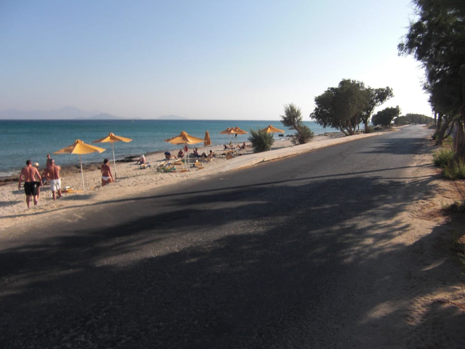 Straße zwischen Hotel und Strand Atlantica Mikri Poli Kos