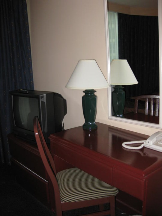 Schreibtisch im Schlafzimmer Hotel Rosedale on Robson