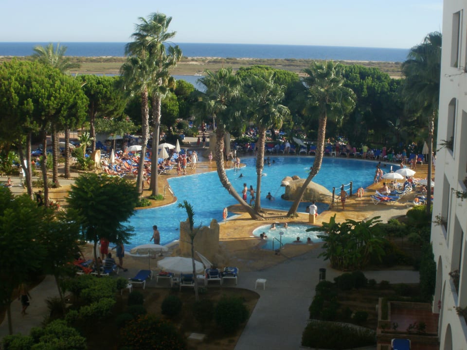 Piscina con el mar de fondo Playacartaya Hotel