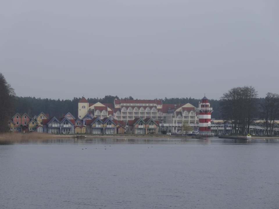 Hotel vom Schiff aus gesehen Precise Resort Hafendorf Rheinsberg