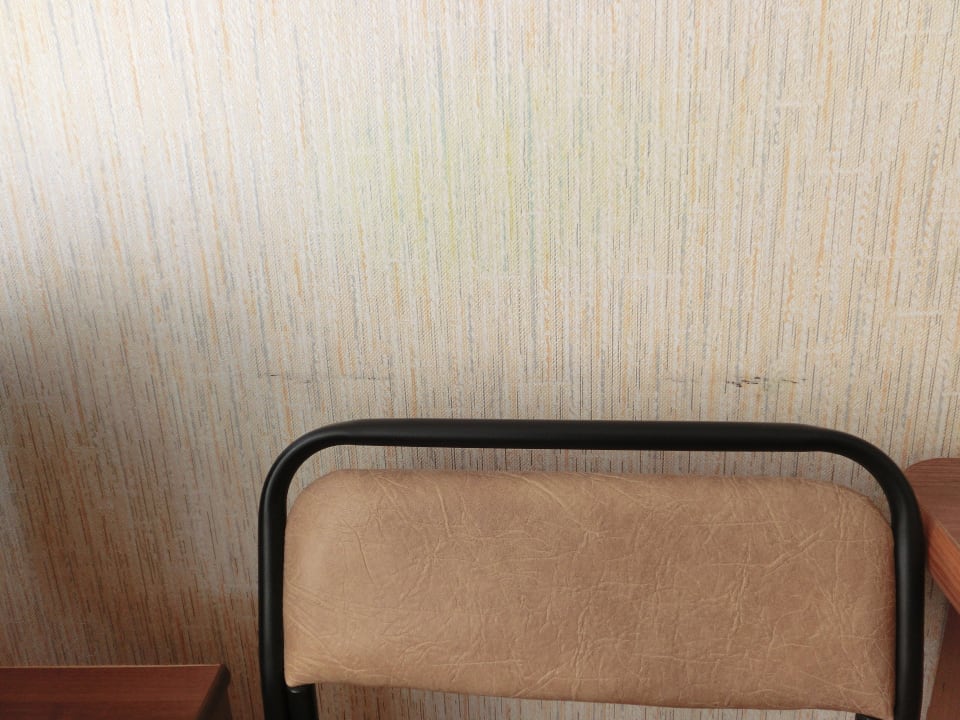Стул отпечатался на стене Hotel Zarya