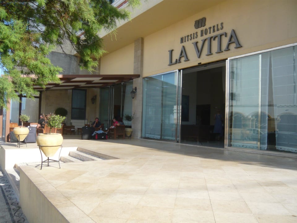 Wyjście główne z hotelu Mitsis La Vita
