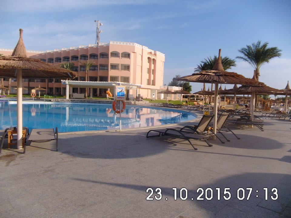 Pool mit Animationsbühne Beach Albatros Resort