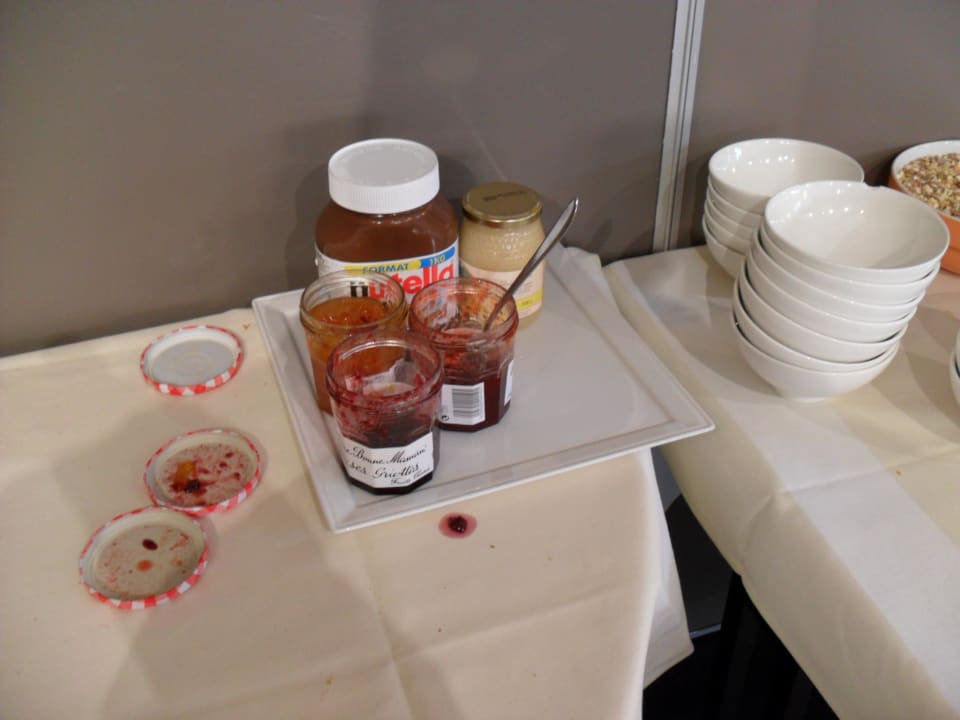 Büffet, Marmelade aus dem Glas und nur ein Löffel Hotel Ibis Macon Sud
