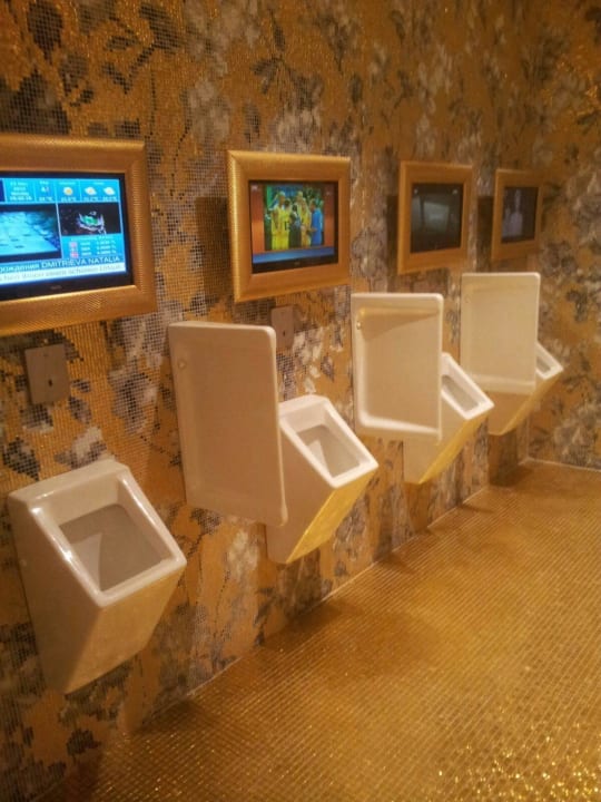 Herren-Toiletten mit TV Azura Deluxe Resort & Spa Hotel