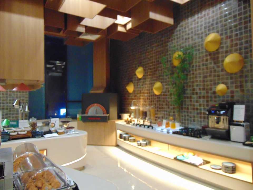 Gastro Holiday Inn & Suites Saigon Airport