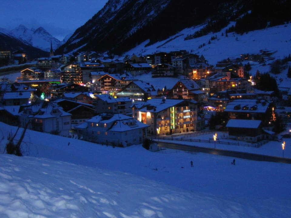 Abends auf dem Weg ins Dorf direkt am Hotel Hotel Garni Pradella