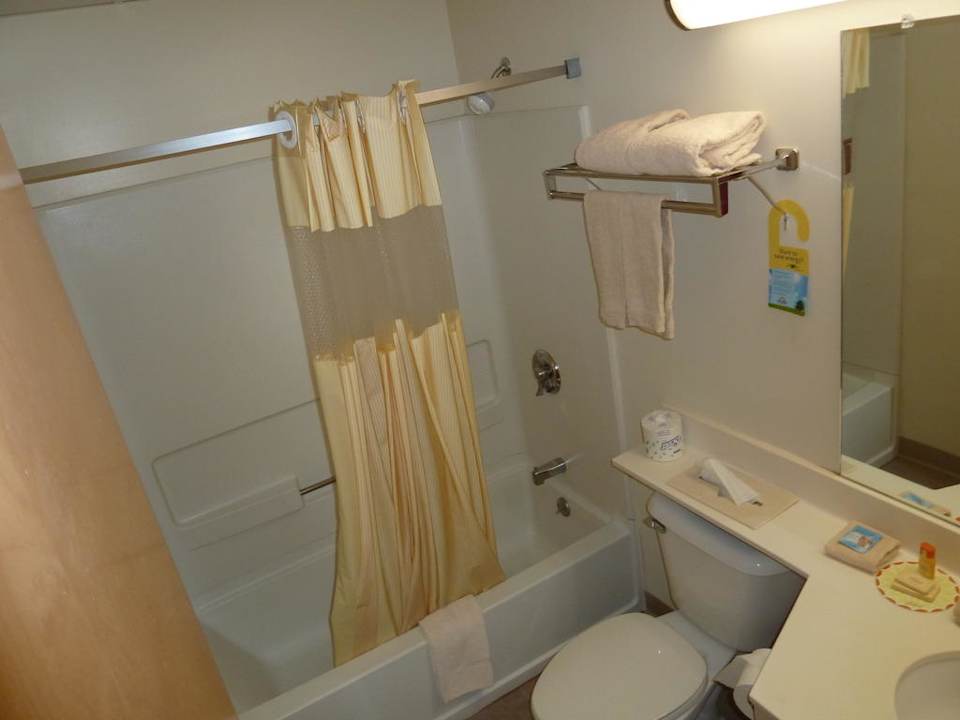 Bad im Doppelzimmer Hotel Days Inn Burlington Colchester