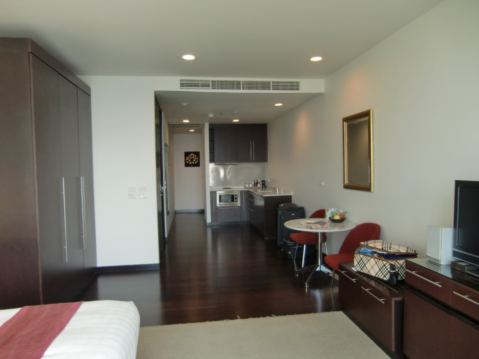 Blick vom Schlafbereich in die Küchenzeile und zur Ausgangst Chatrium Hotel Riverside Bangkok