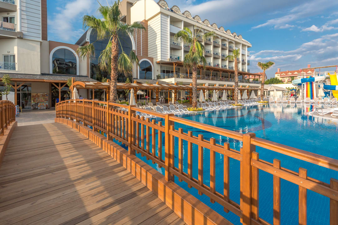 Pool Mary Hotel Side