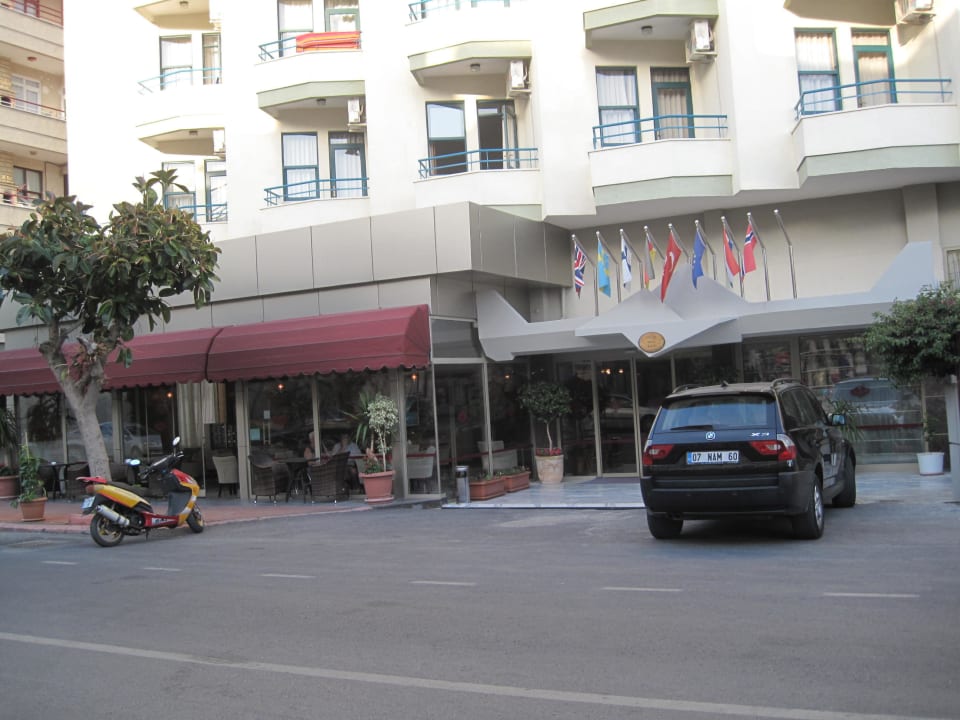 Eingang zum Hotel Parador Beach Hotel