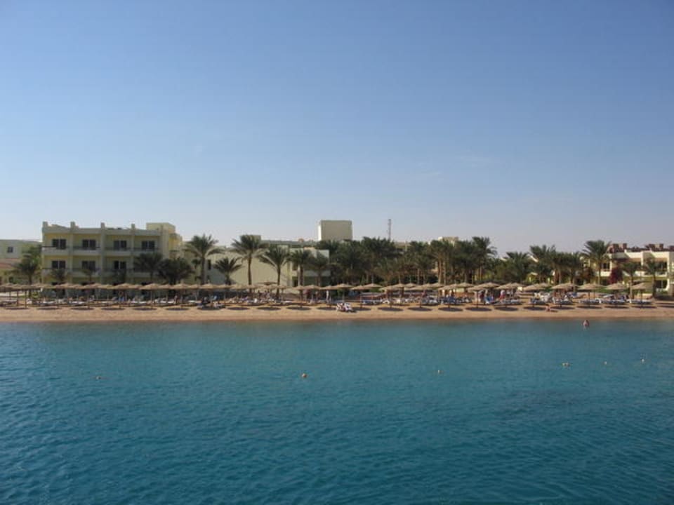 Strand vom Tauchboot gesehen Palm Beach Resort