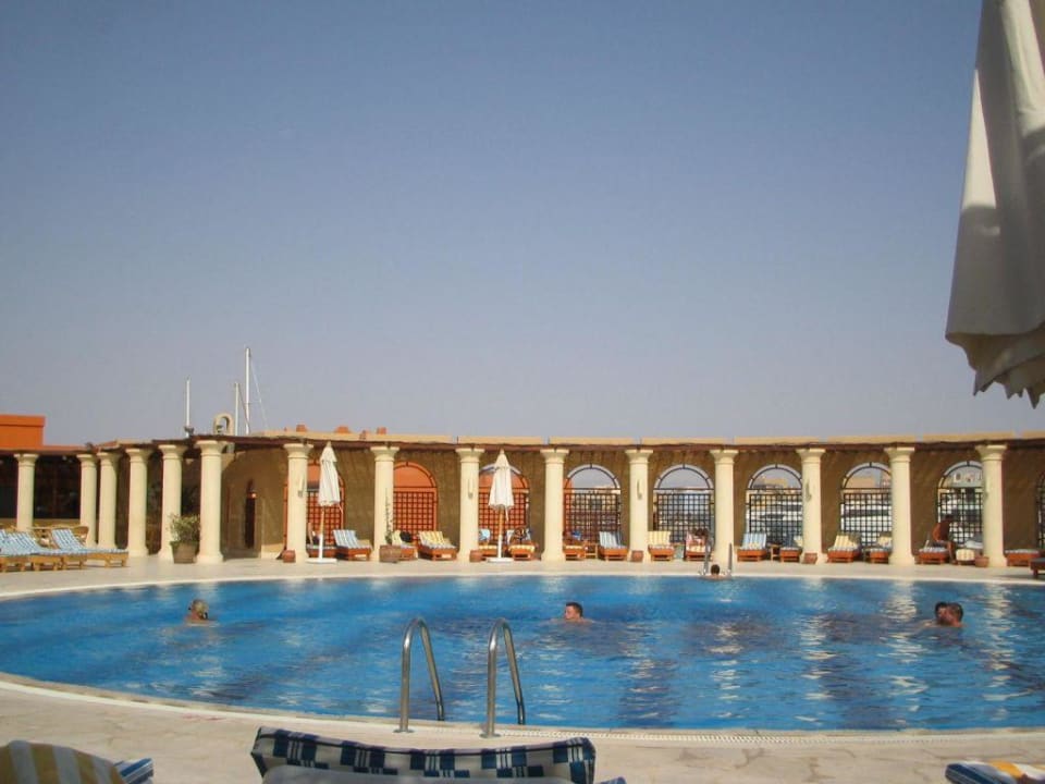 Blick vorm EIngang aufs Hotel Hotel Three Corners Ocean View prestige - Adults only