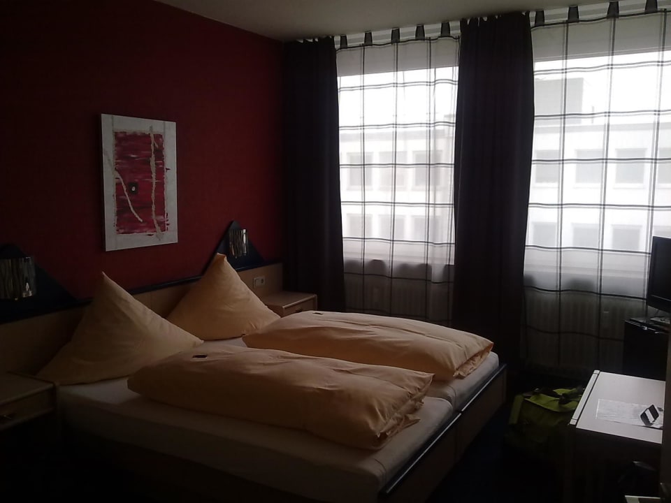 Schlafzimmer mit kräftigen Farben Hotel Stadt Hamburg Saarbrücken