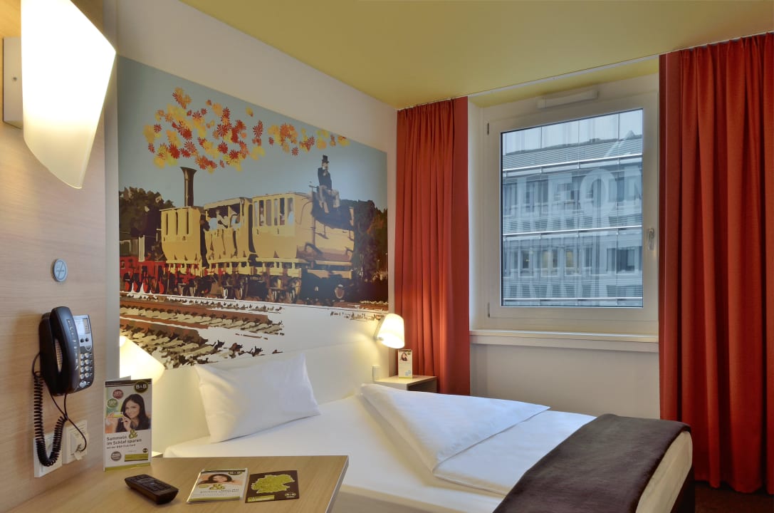 Zimmer mit französischem Bett B&B Hotel Nürnberg-Hbf