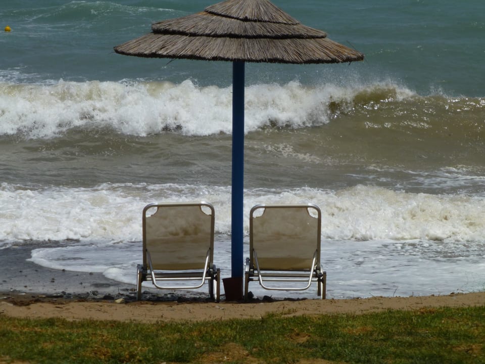 Bei Sturm sind die Liegen einsam TUI BLUE Oceanis Beach and Spa Resort